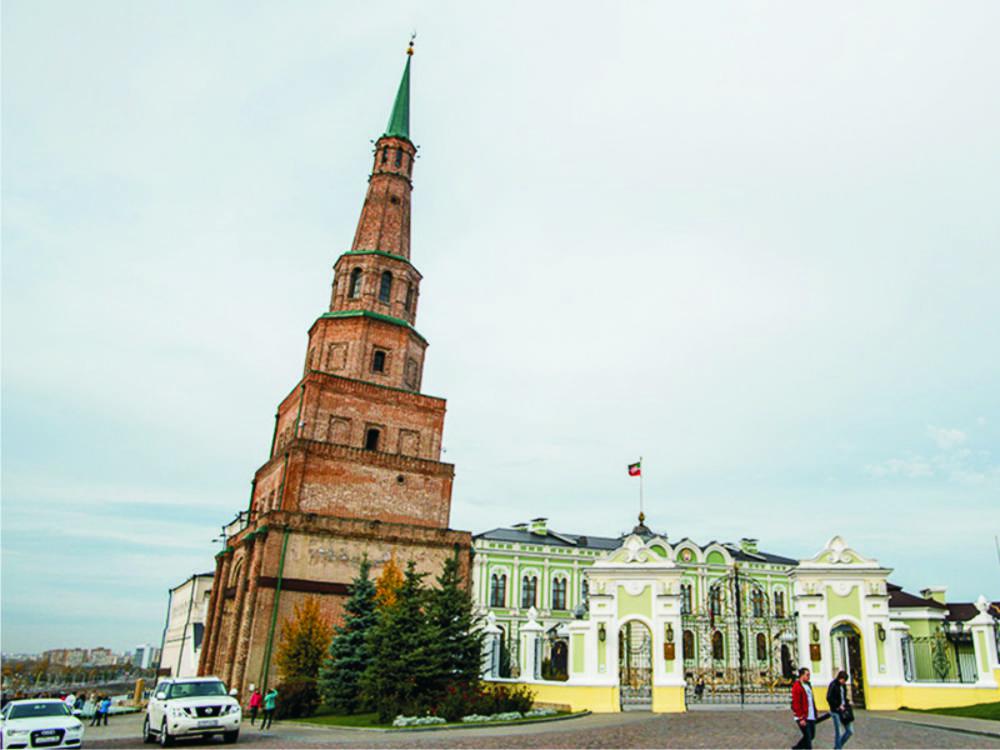 В казанском кремле расположена знаменитая башня сююмбике. Башня Сююмбике в Казани. Казанский Кремль с падающей башней Сююмбике.. Башня сиюм Беке Казанского Кремля. Башню Ханши Сююмбике.